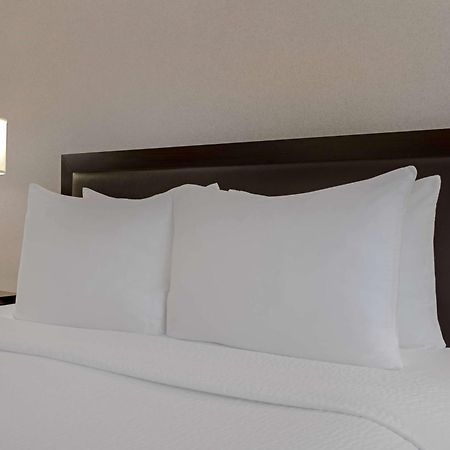 Ramada Plaza By Wyndham Calgary Downtown Hotel Bagian luar foto