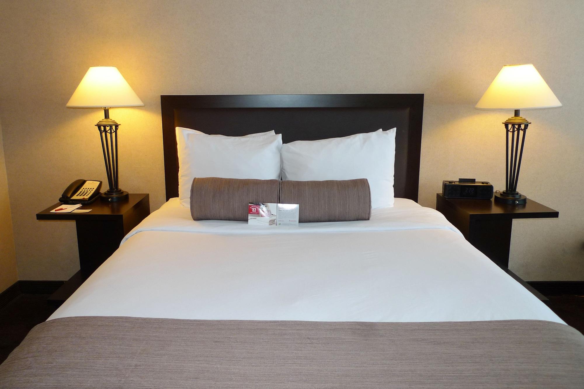 Ramada Plaza By Wyndham Calgary Downtown Hotel Bagian luar foto