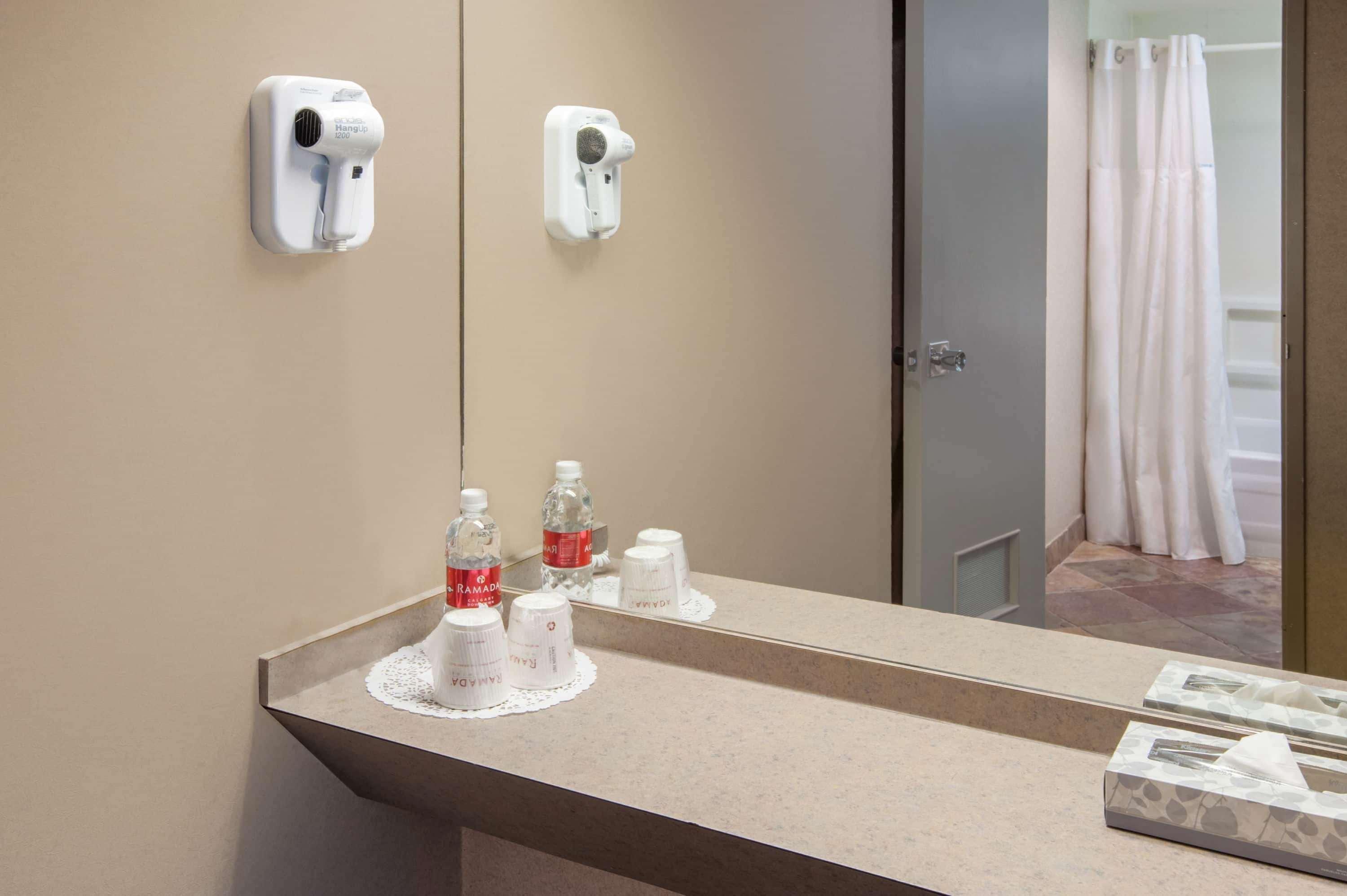 Ramada Plaza By Wyndham Calgary Downtown Hotel Bagian luar foto