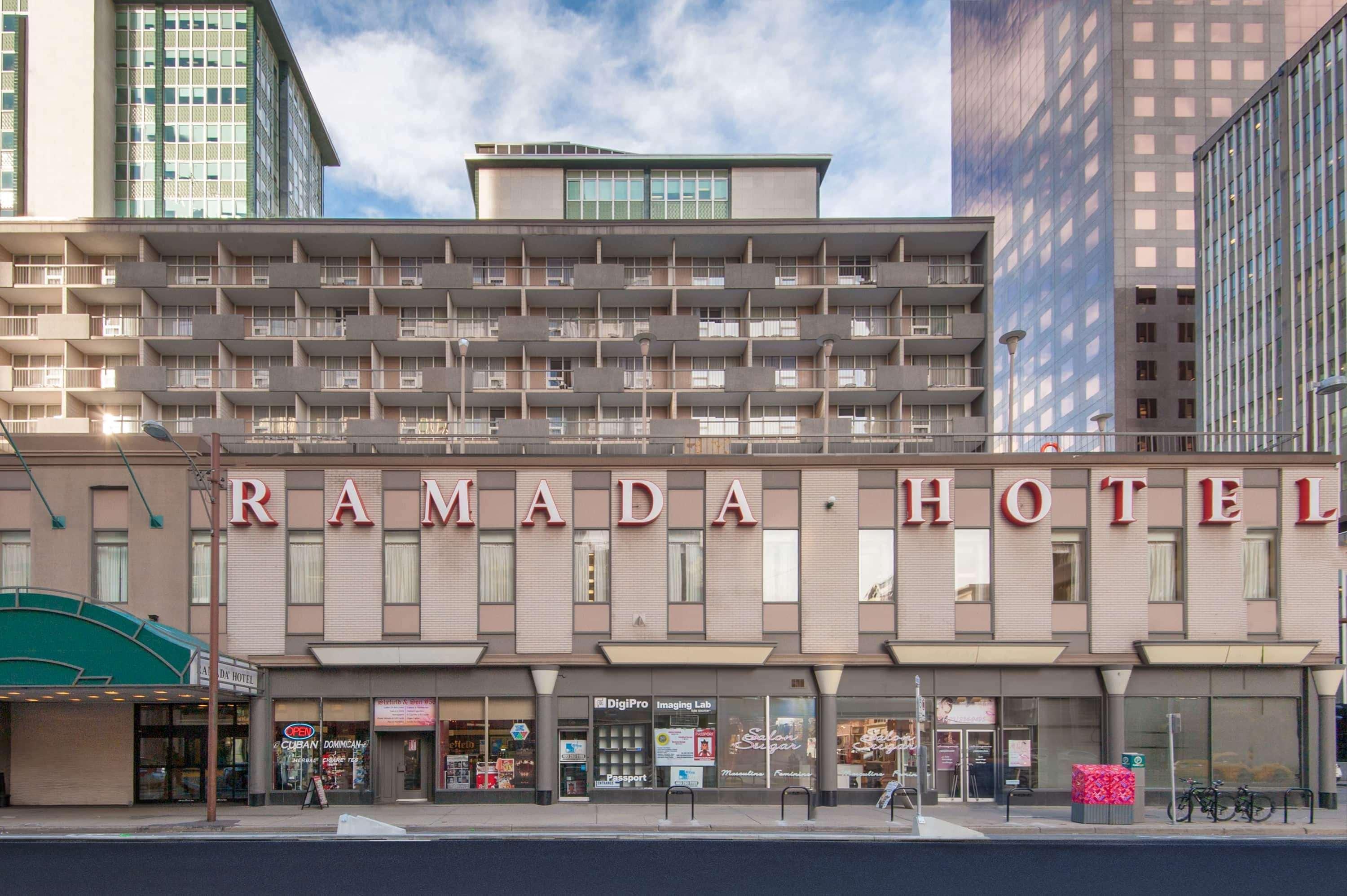 Ramada Plaza By Wyndham Calgary Downtown Hotel Bagian luar foto