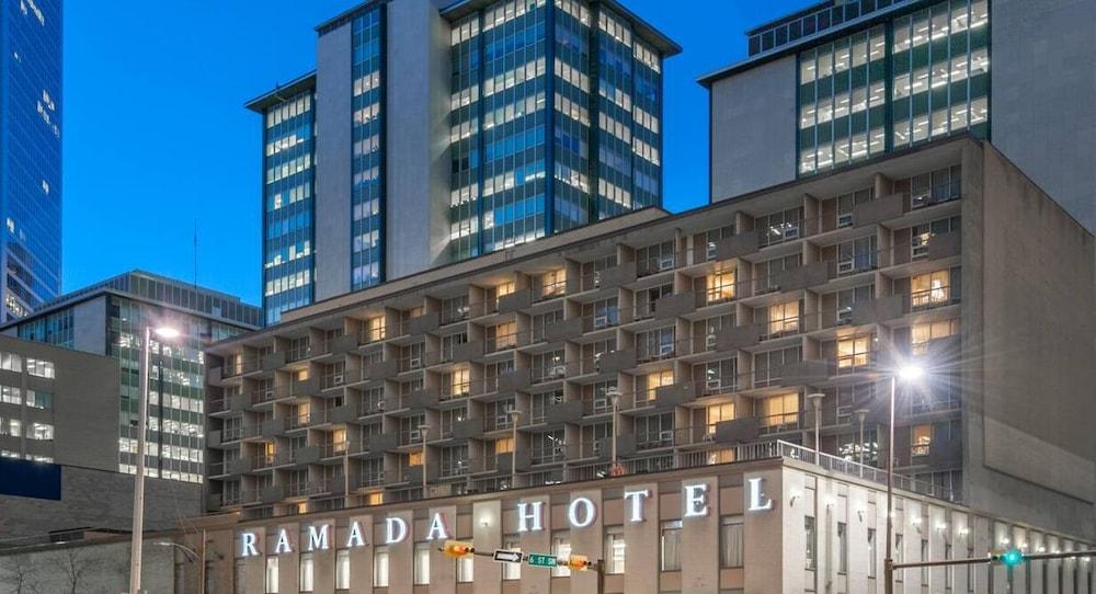 Ramada Plaza By Wyndham Calgary Downtown Hotel Bagian luar foto
