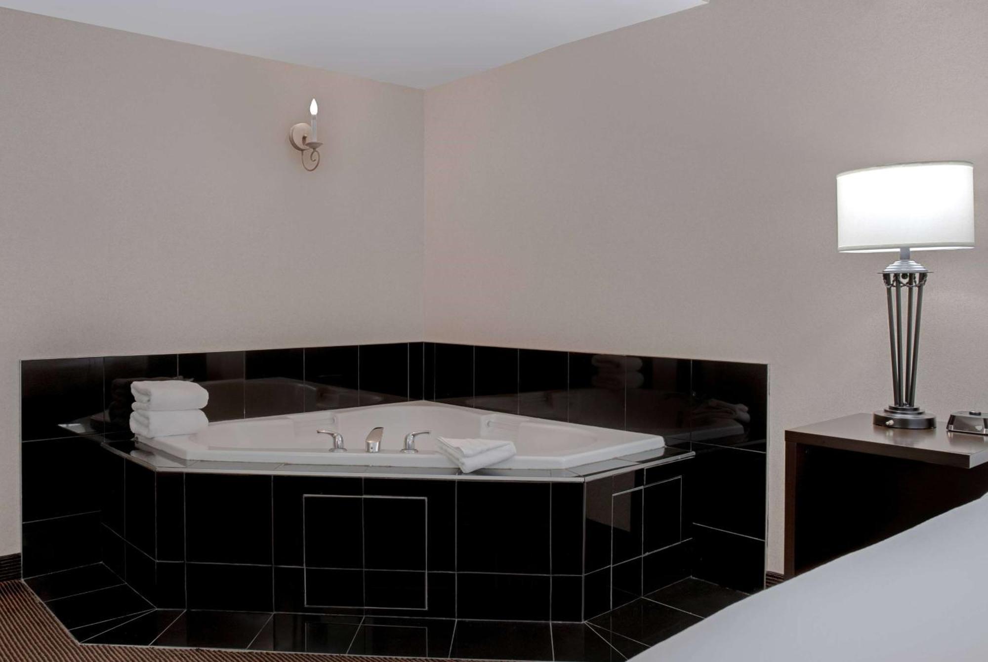 Ramada Plaza By Wyndham Calgary Downtown Hotel Bagian luar foto