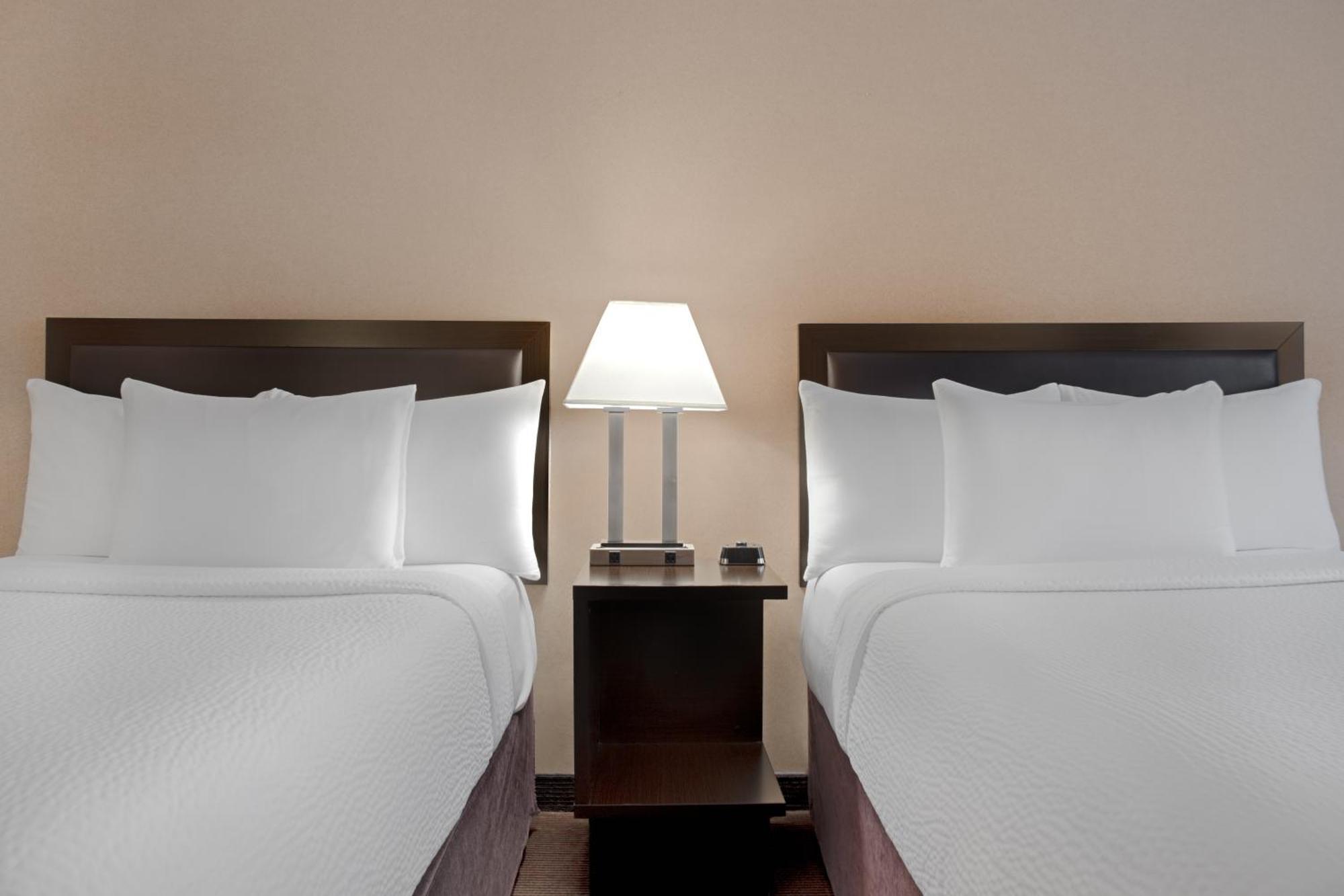 Ramada Plaza By Wyndham Calgary Downtown Hotel Bagian luar foto