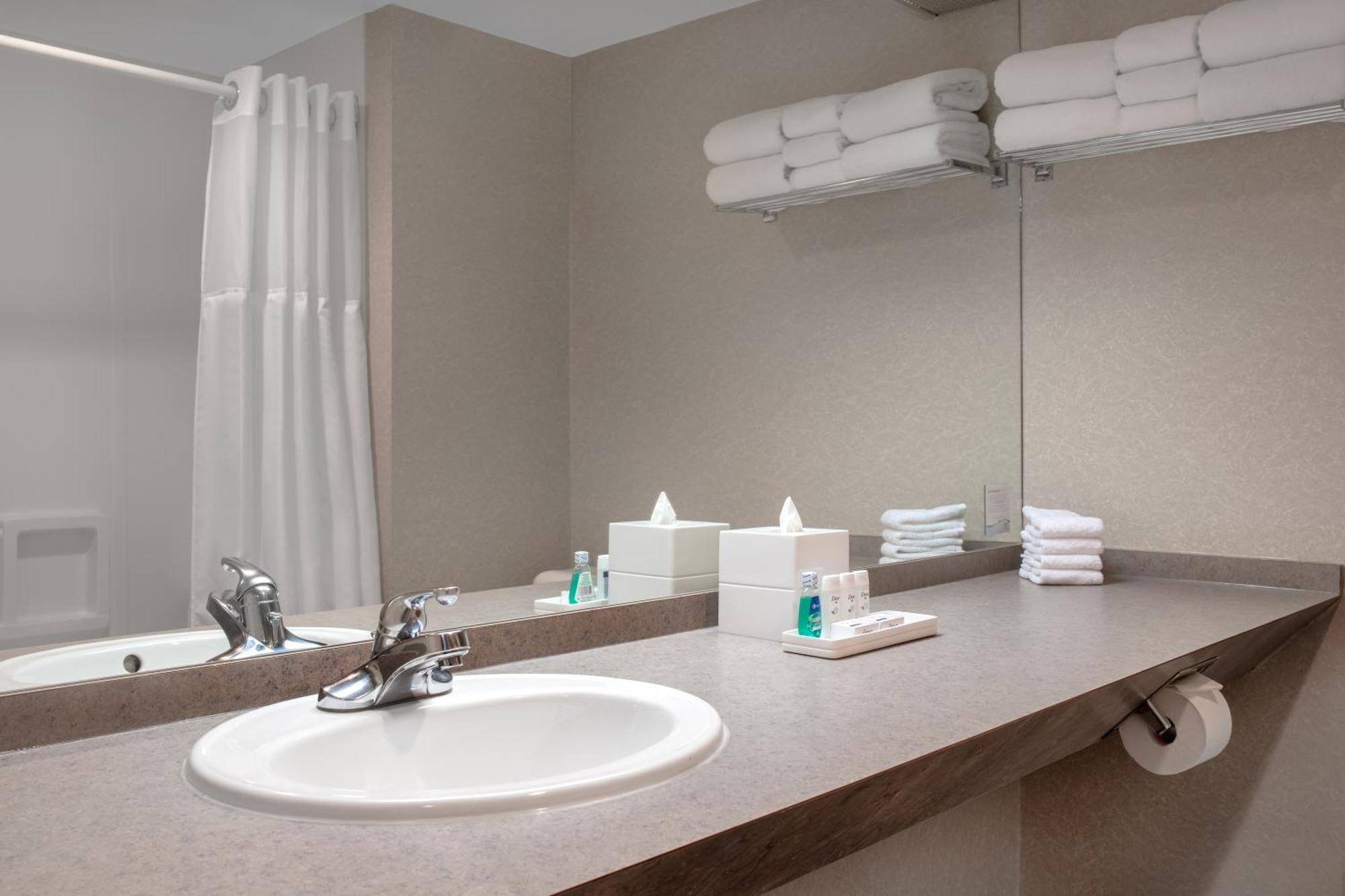 Ramada Plaza By Wyndham Calgary Downtown Hotel Bagian luar foto