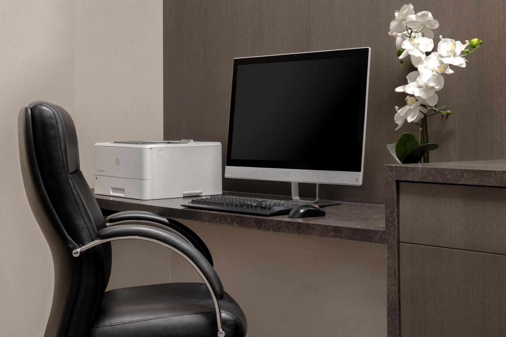 Ramada Plaza By Wyndham Calgary Downtown Hotel Bagian luar foto