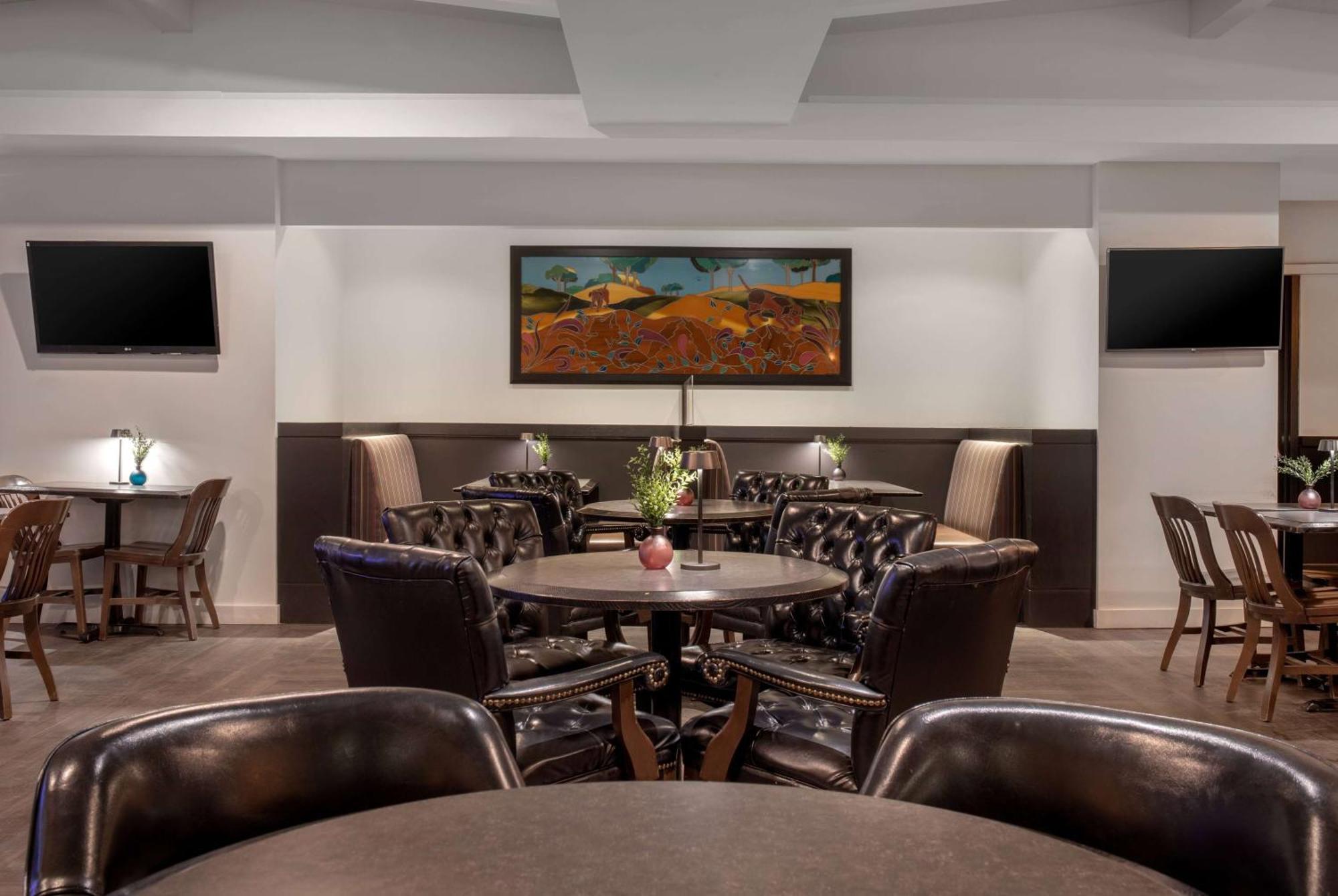 Ramada Plaza By Wyndham Calgary Downtown Hotel Bagian luar foto