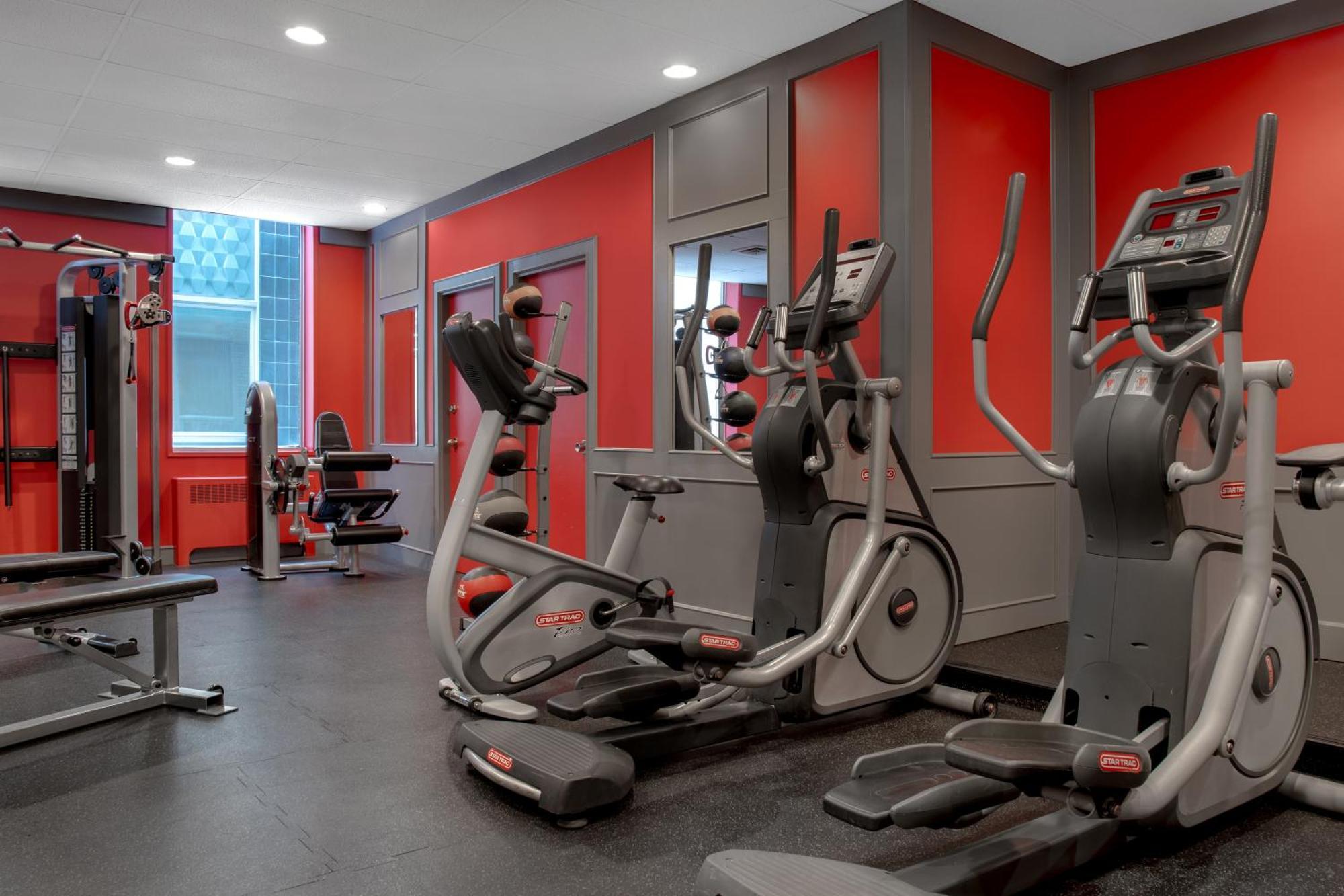 Ramada Plaza By Wyndham Calgary Downtown Hotel Bagian luar foto