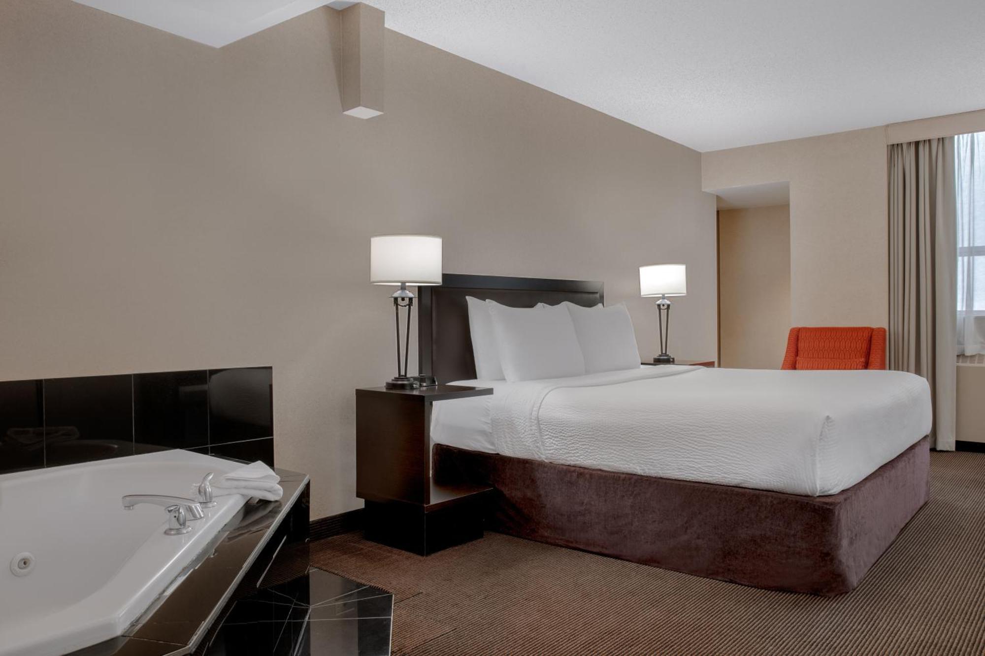 Ramada Plaza By Wyndham Calgary Downtown Hotel Bagian luar foto