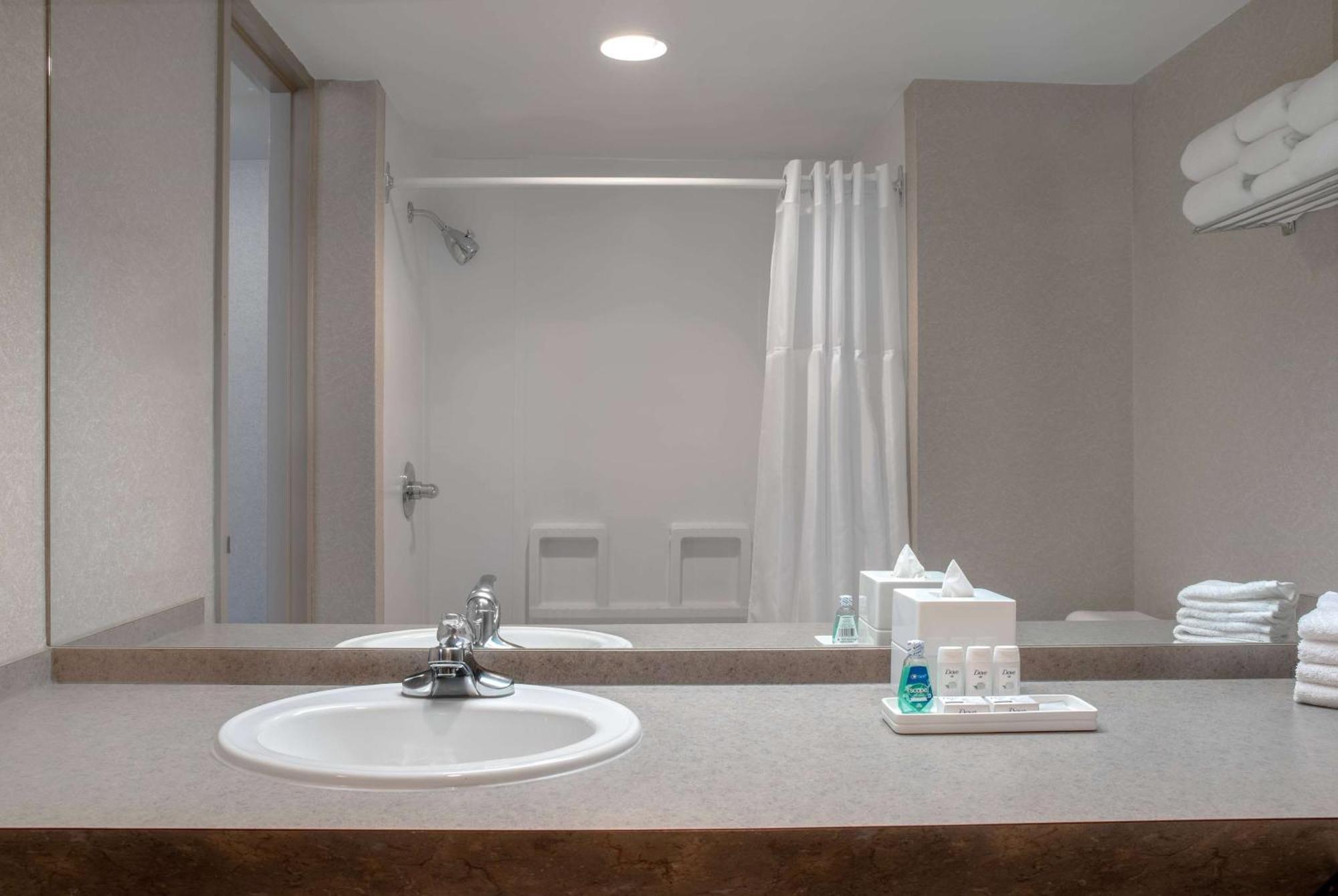 Ramada Plaza By Wyndham Calgary Downtown Hotel Bagian luar foto
