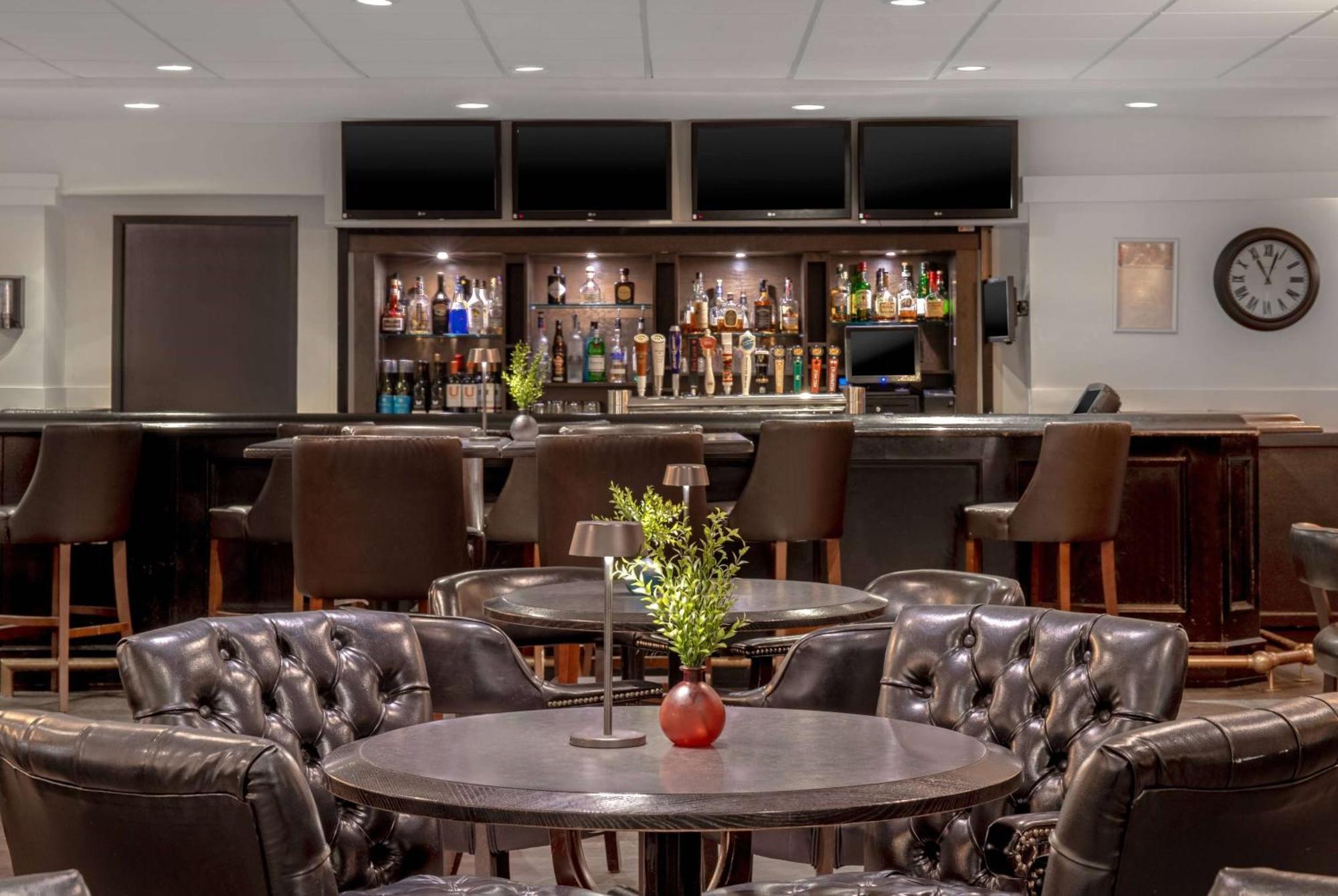 Ramada Plaza By Wyndham Calgary Downtown Hotel Bagian luar foto