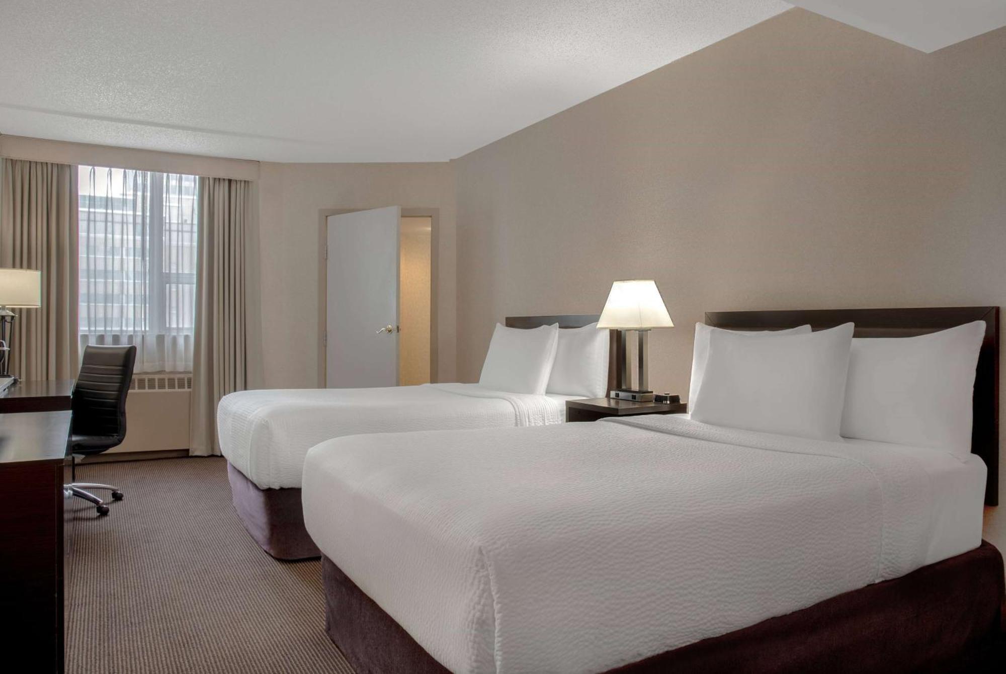 Ramada Plaza By Wyndham Calgary Downtown Hotel Bagian luar foto