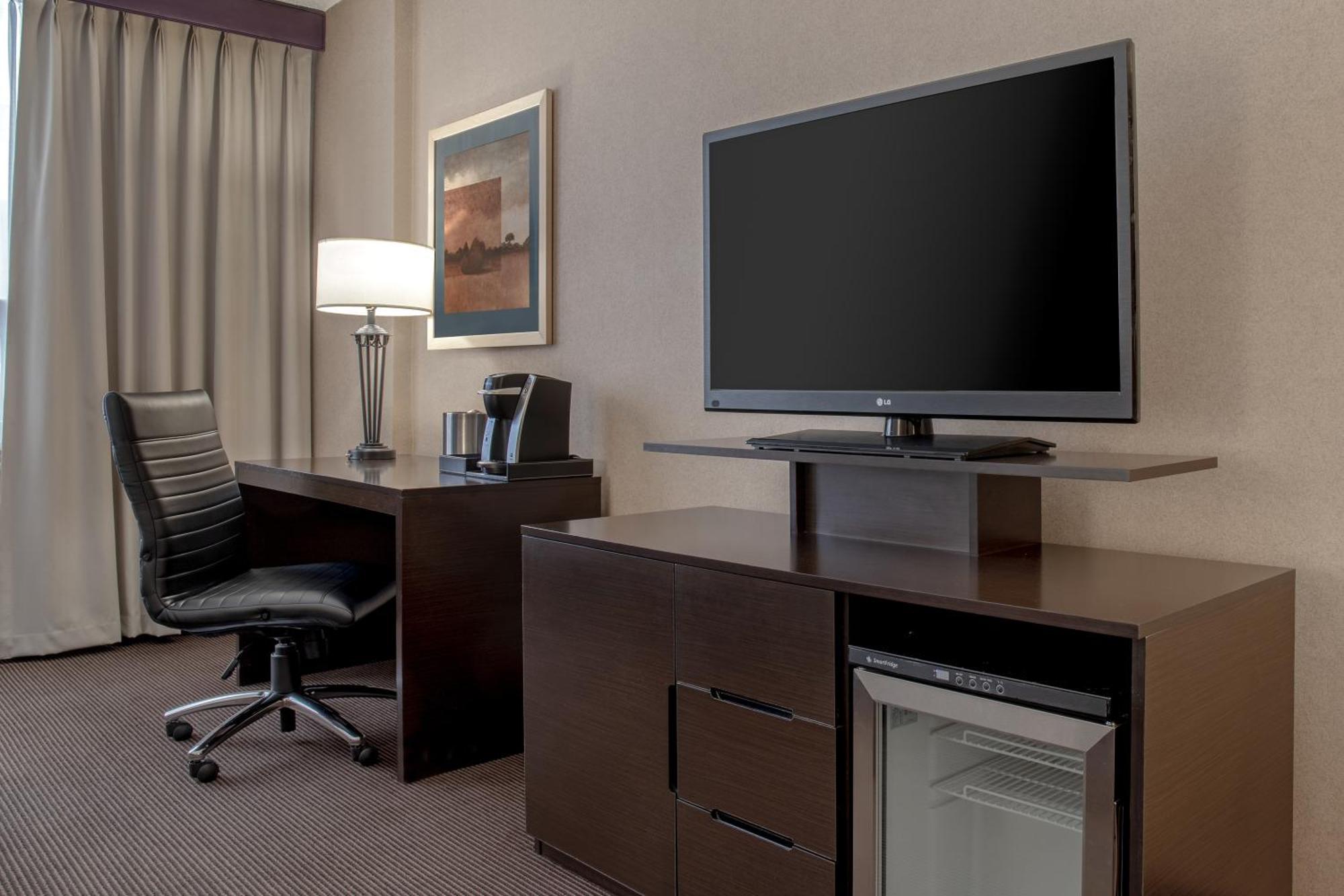 Ramada Plaza By Wyndham Calgary Downtown Hotel Bagian luar foto