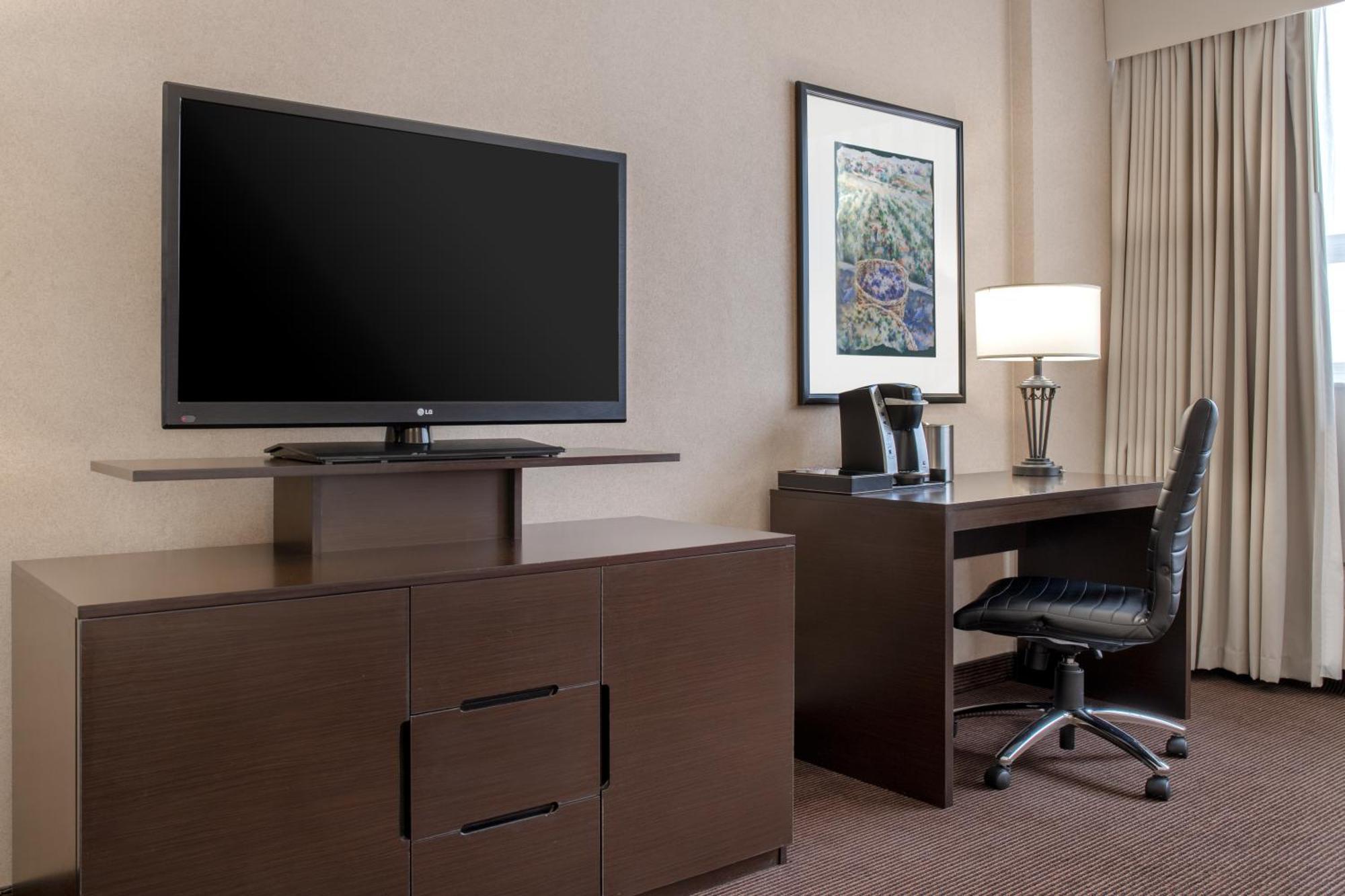 Ramada Plaza By Wyndham Calgary Downtown Hotel Bagian luar foto