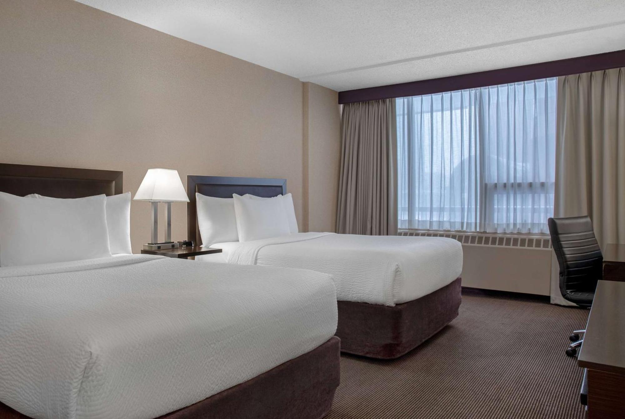 Ramada Plaza By Wyndham Calgary Downtown Hotel Bagian luar foto