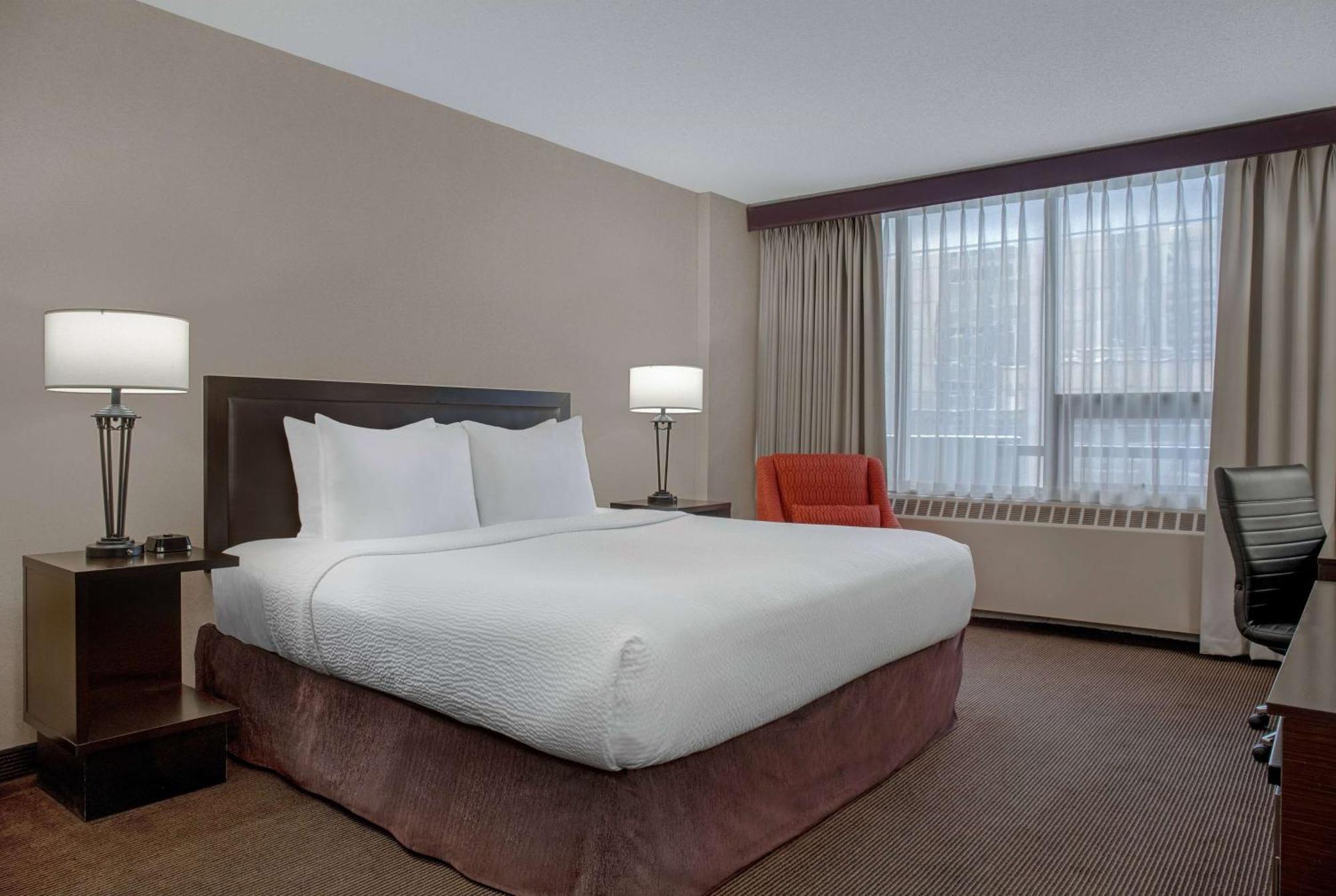 Ramada Plaza By Wyndham Calgary Downtown Hotel Bagian luar foto