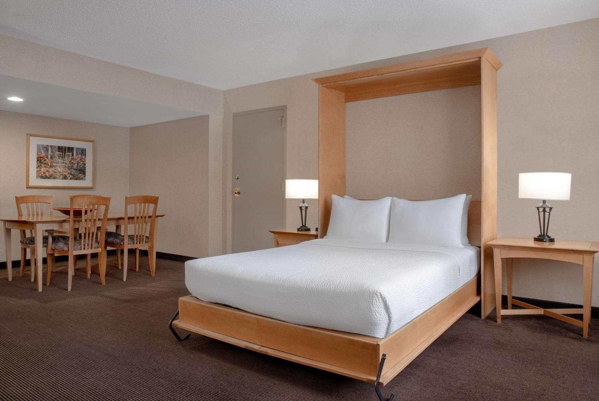 Ramada Plaza By Wyndham Calgary Downtown Hotel Bagian luar foto