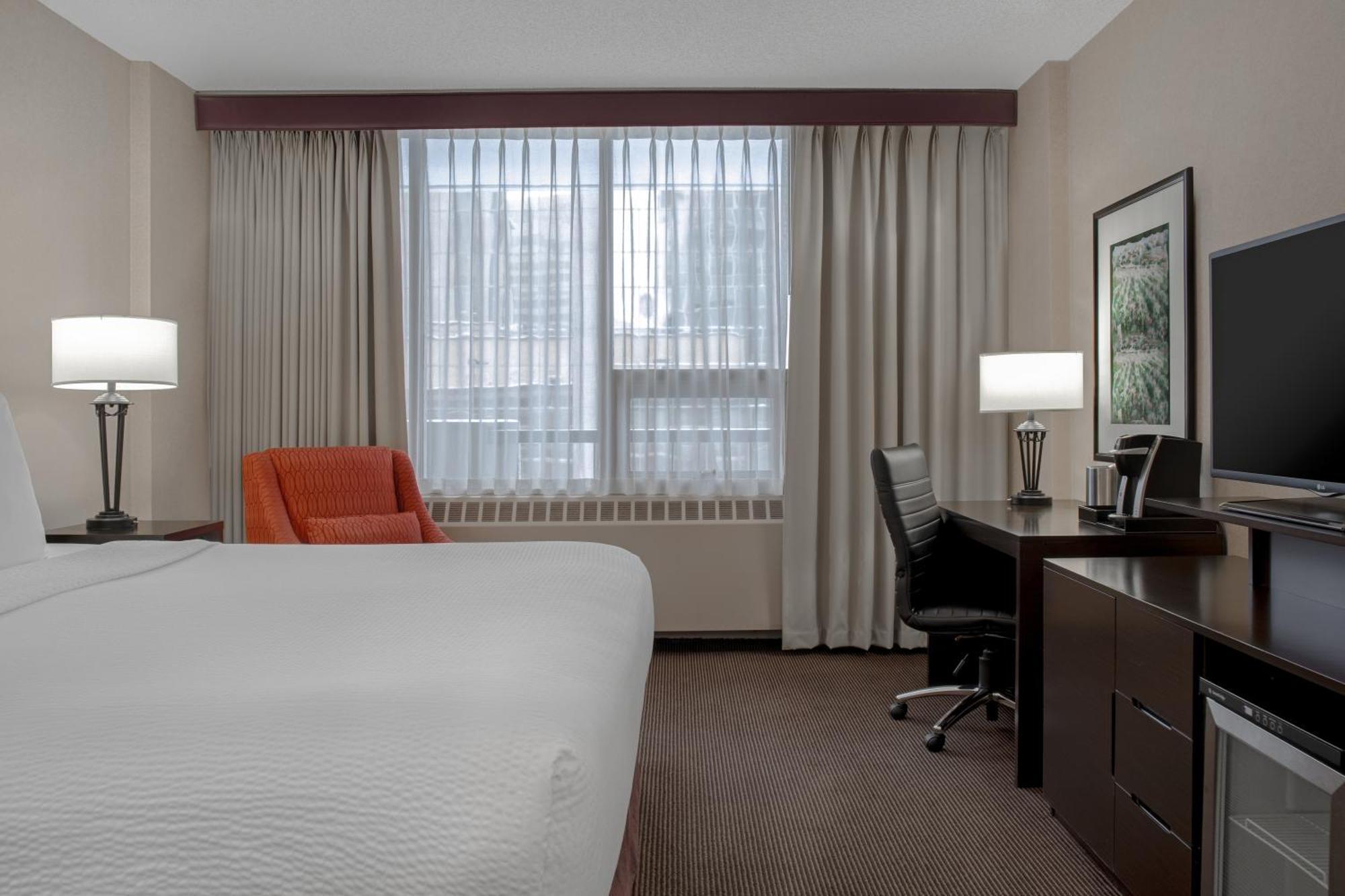 Ramada Plaza By Wyndham Calgary Downtown Hotel Bagian luar foto