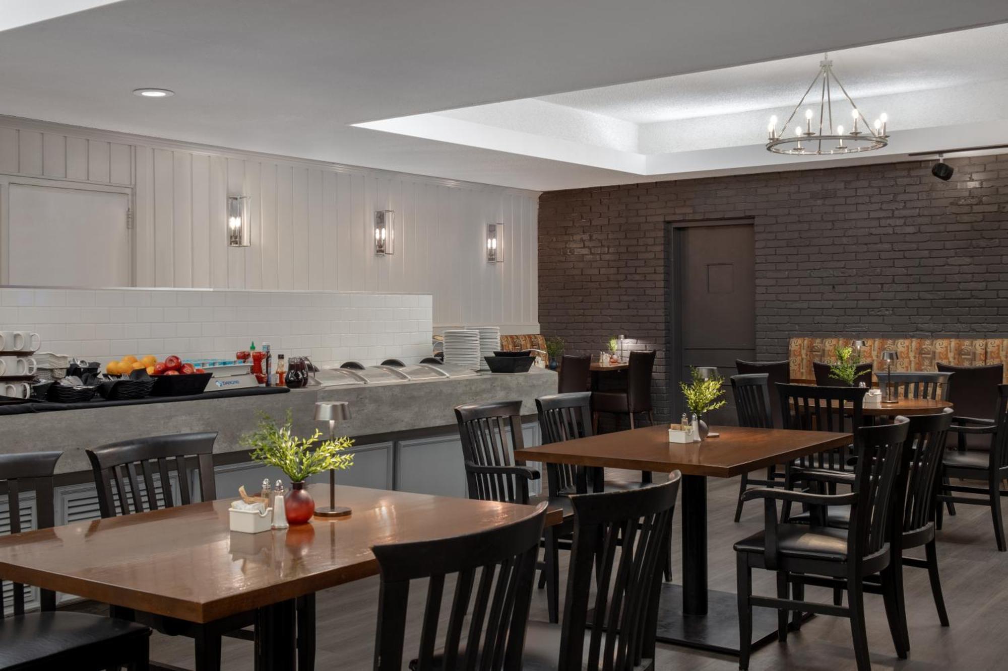 Ramada Plaza By Wyndham Calgary Downtown Hotel Bagian luar foto