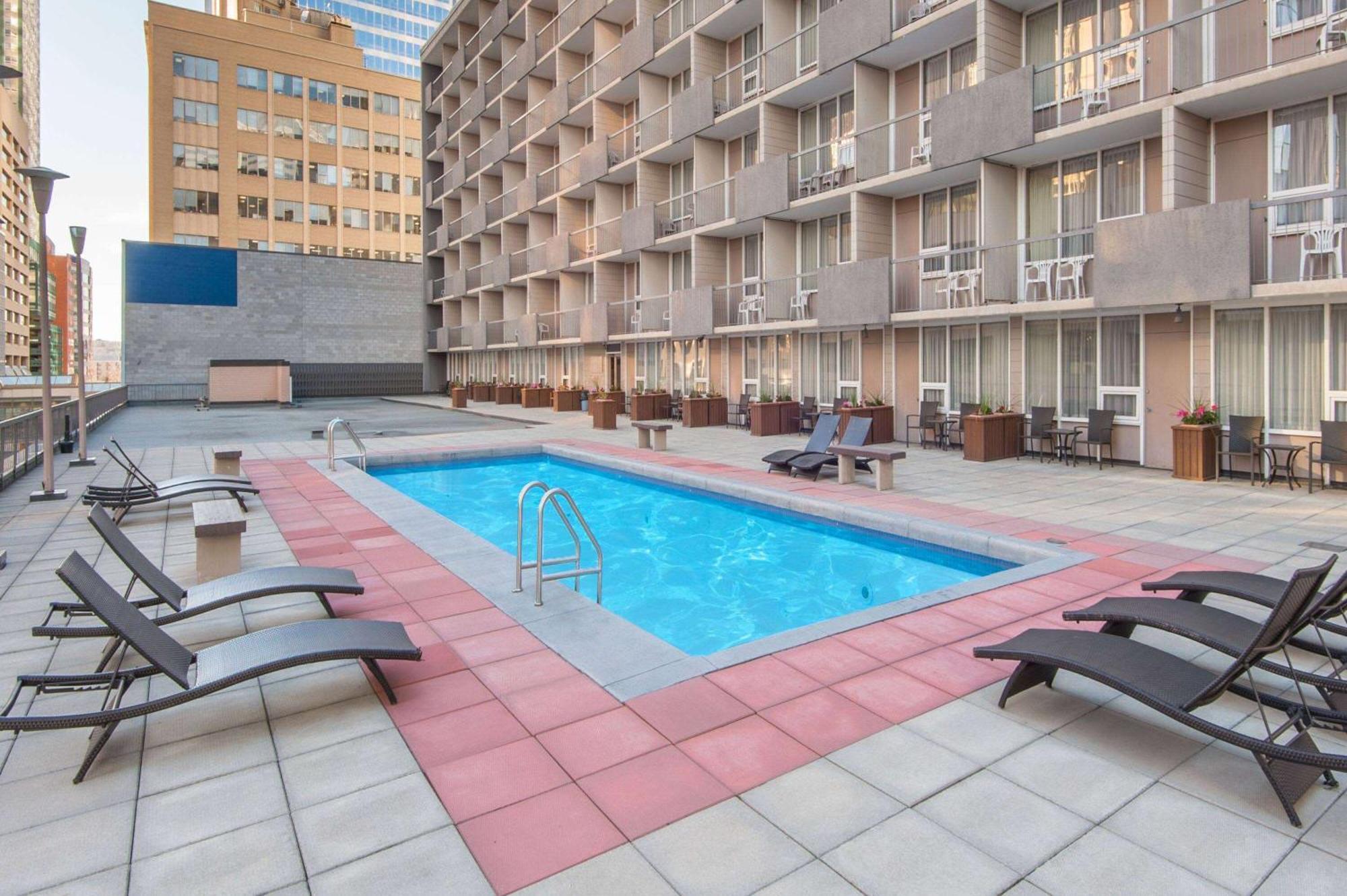 Ramada Plaza By Wyndham Calgary Downtown Hotel Bagian luar foto