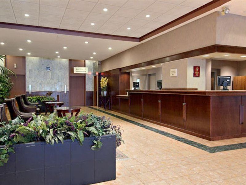 Ramada Plaza By Wyndham Calgary Downtown Hotel Bagian luar foto