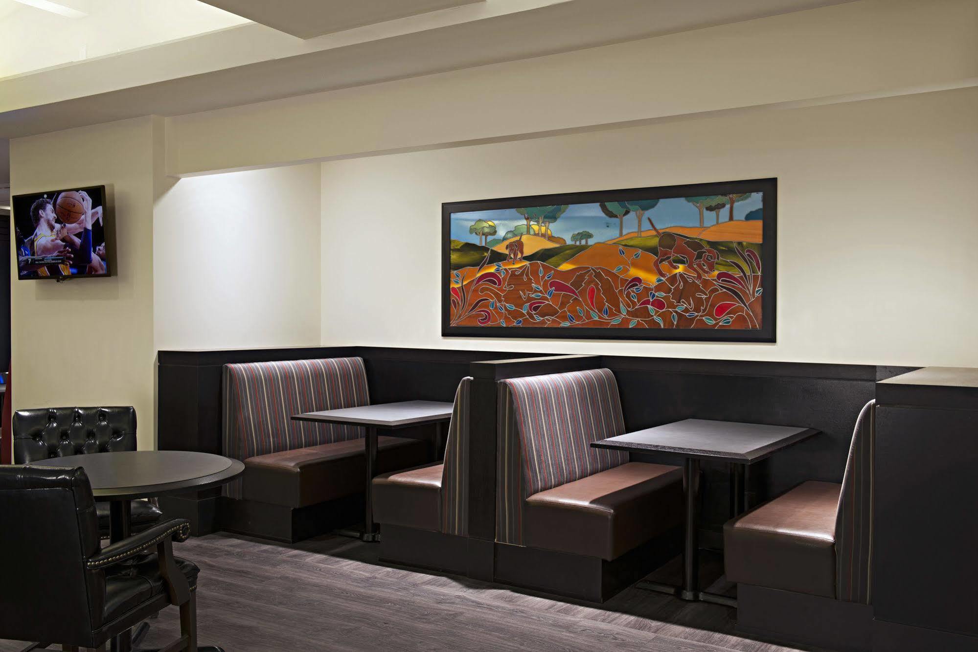 Ramada Plaza By Wyndham Calgary Downtown Hotel Bagian luar foto