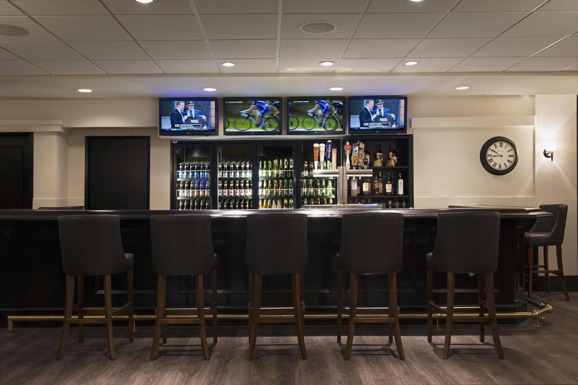 Ramada Plaza By Wyndham Calgary Downtown Hotel Bagian luar foto